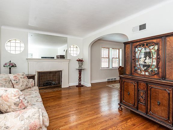 3rd image of 6132 Newport Ave