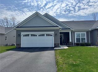 5985 Redfield Dr, Farmington, NY 14425