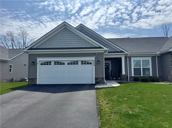 5985 Redfield Dr, Farmington, NY 14425