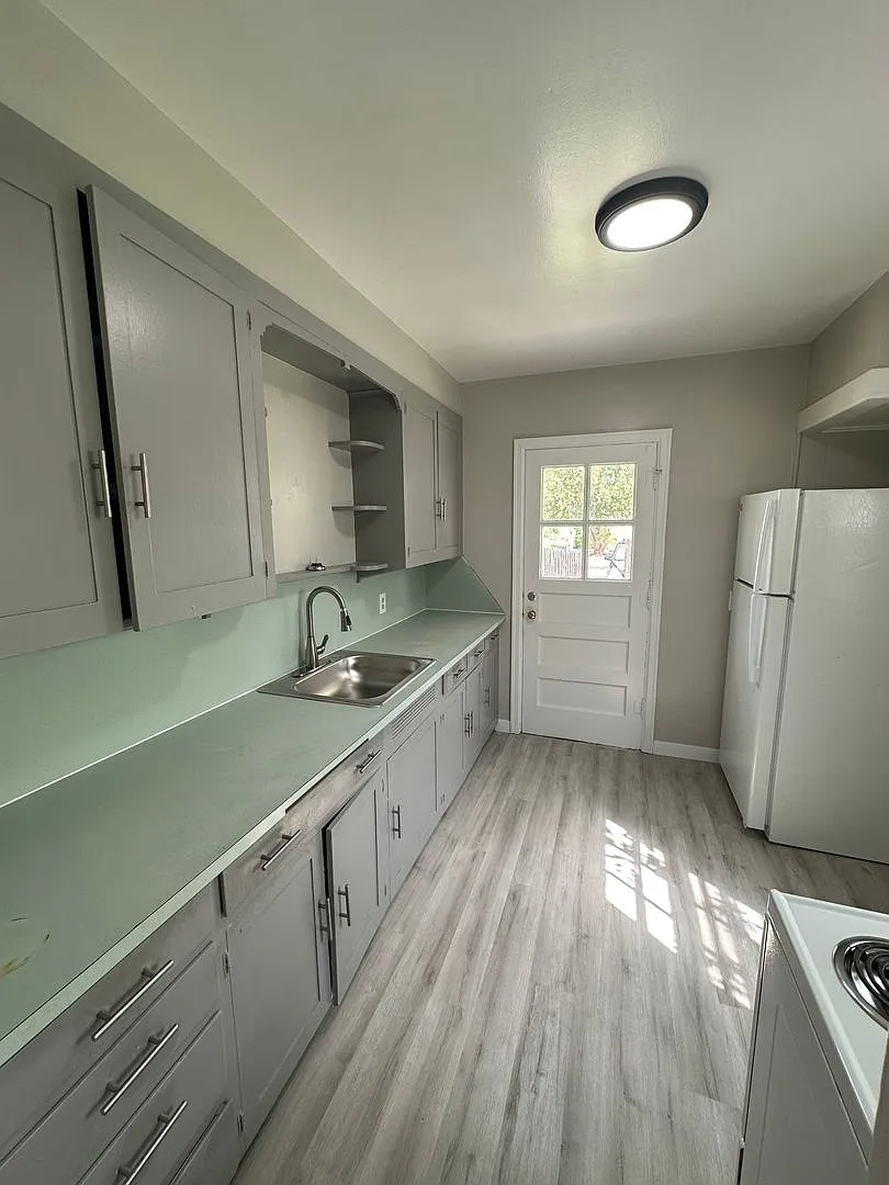 2 Bedroom, 1 Bathroom Apartment — Photo 1