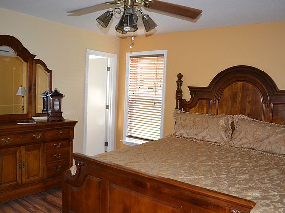 MBR w/ king size bed