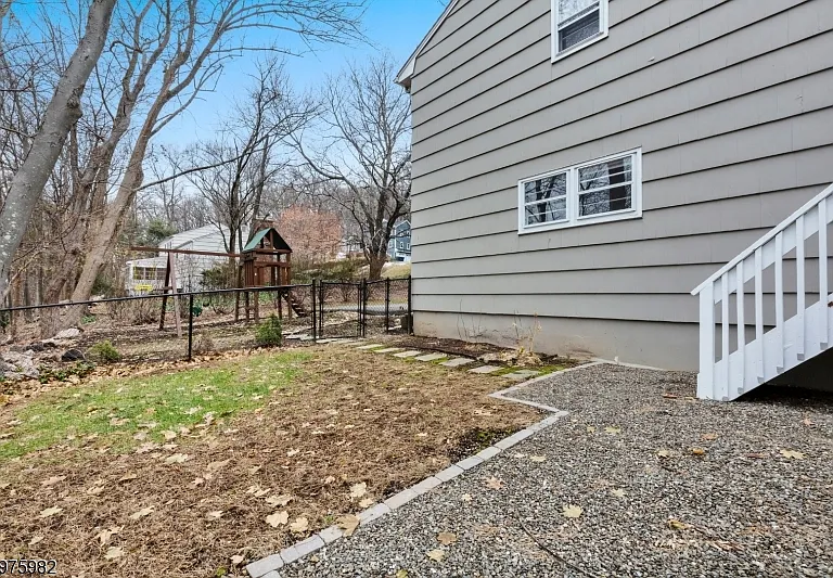 38 Molly Stark Dr — Photo 8