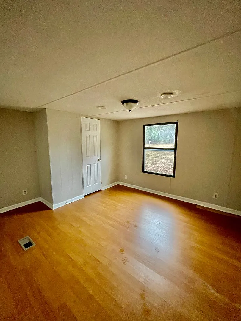 Adorable 2 bedroom 1 bath Mobile Home located it Dallas — Photo 3