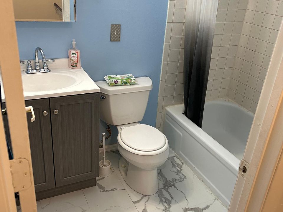 Full bathroom up stairs new vanity and paint