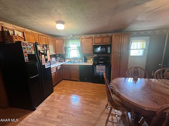 5th image of 126 Laurel Dr