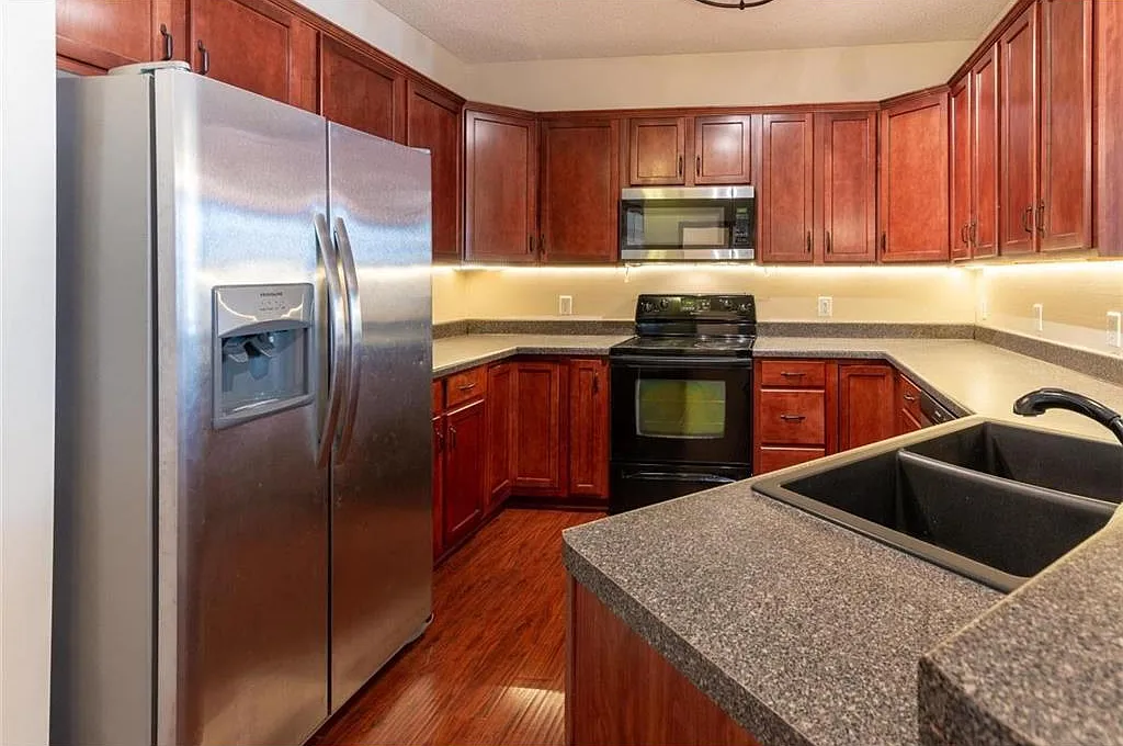 Oak Grove Cir, Woodbury — Photo 3