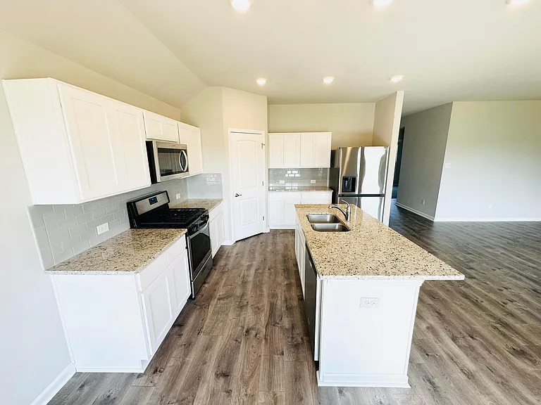 3219 Ivy Lake Dr — Photo 4
