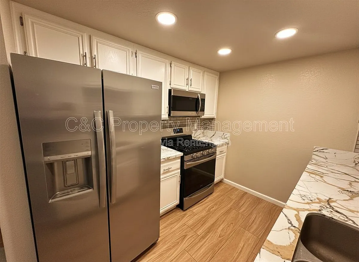 Building Photo - 1380 W 48th St #116