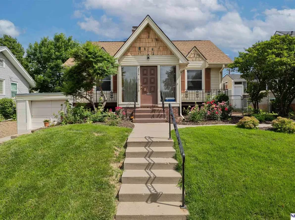 5816 Pacific St, Omaha, NE 68106