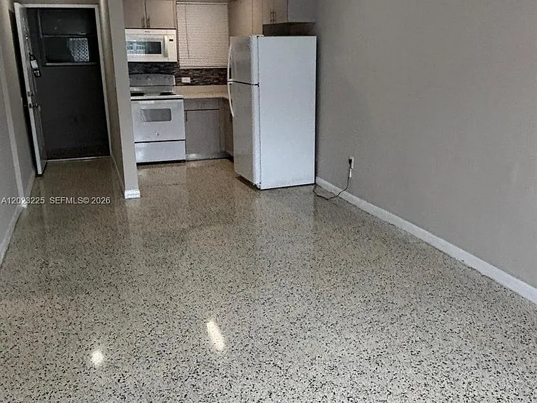 1047 SW 7th St #6 — Photo 3