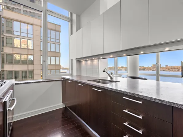 100 Riverside Boulevard image 5 of 21