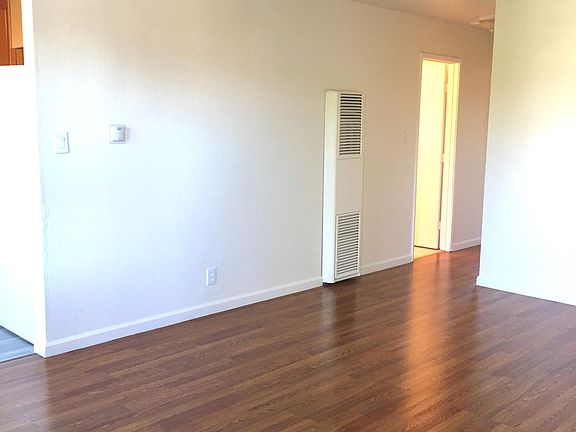 Big spacious living room, great layout!