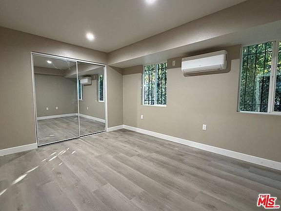 5th image of 3568 S Budlong Ave #6