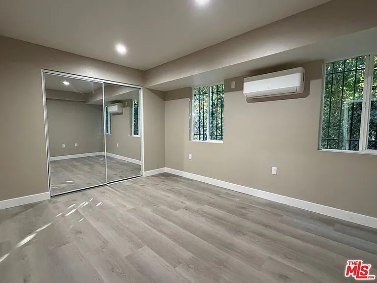 3568 S Budlong Ave #6 — Photo 5