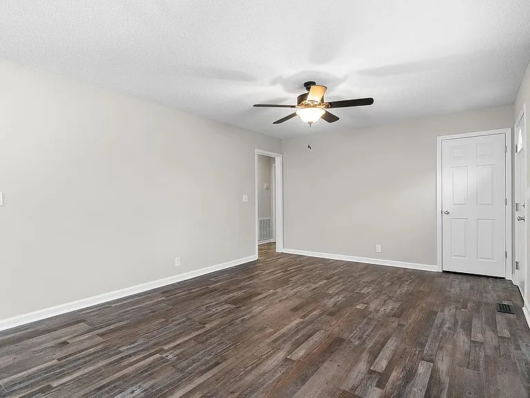 214 Tobacco Rd — Photo 8