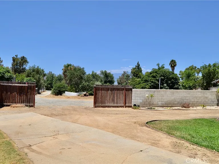 894 N Orange St — Photo 12