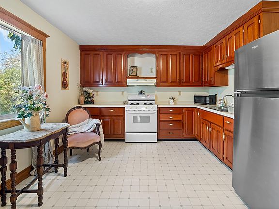 4th image of 1822 Washington St