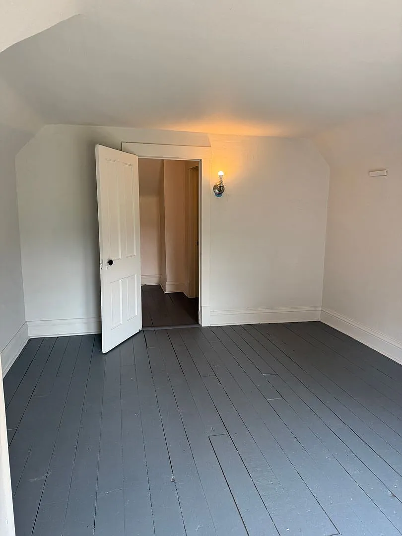 Welcome to the peace and quiet of this 4-bedroom 2-bathroom home. — Photo 3