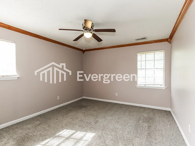 528 Leewood Ln — Photo 8