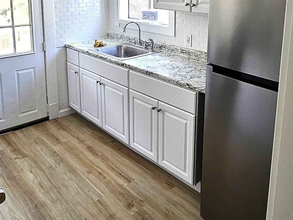Kitchen (brand new appliances and furniture)