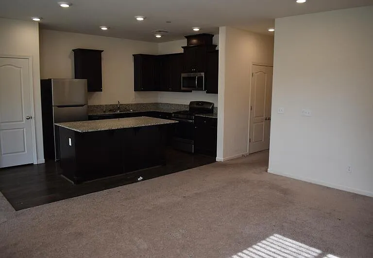 686 Phelps Dr — Photo 8