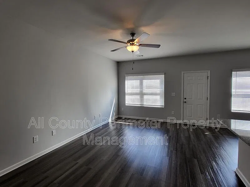 3 bed, 2.5 bath, 1742 sqft, $1,595 — Photo 3