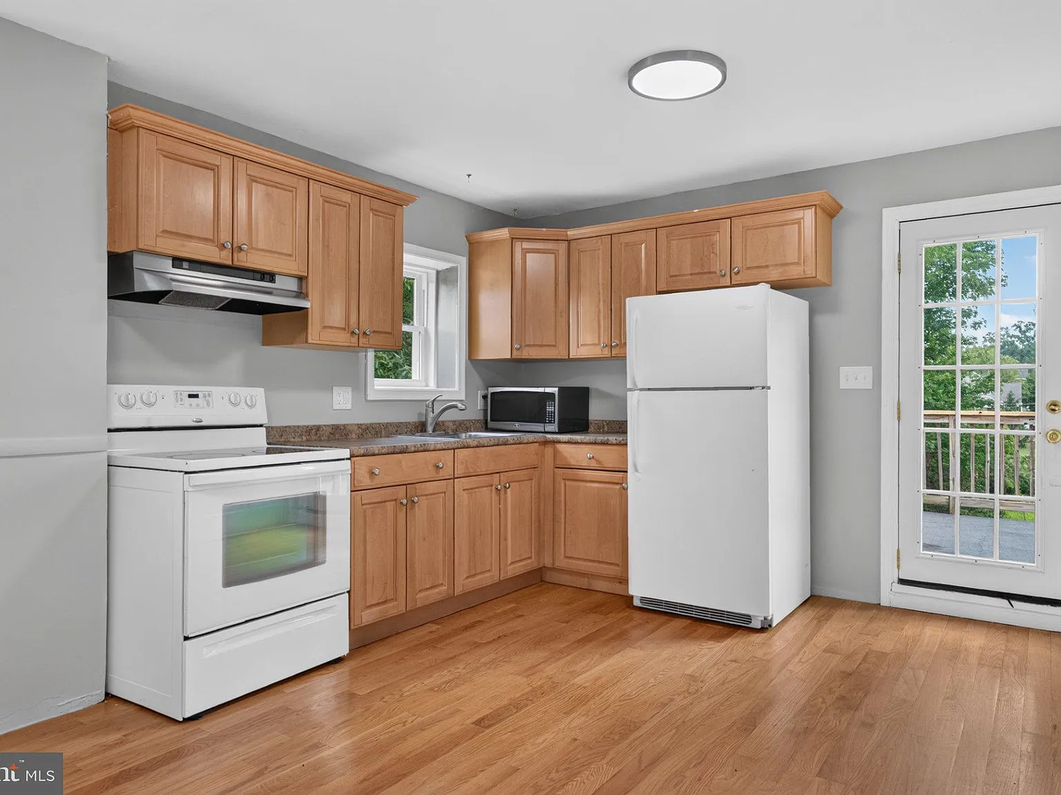 2 bed, 1.0 bath, 1100 sqft, $2,000 — Photo 2