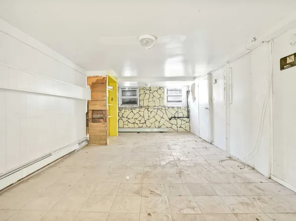 610 Ashford Street image 5 of 32