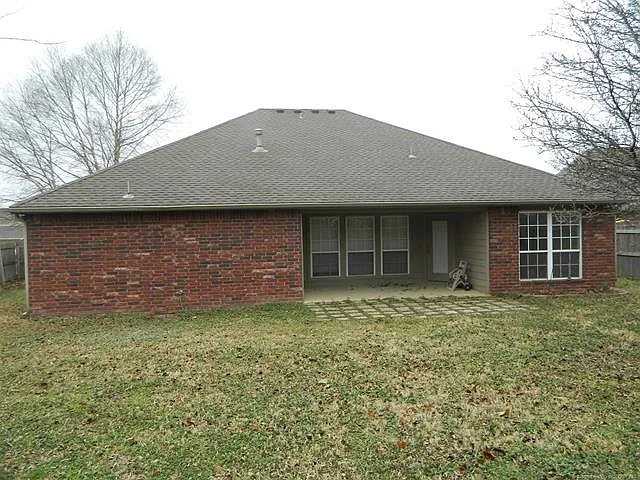 4 bed, 2.0 bath, 2001 sqft, $1,985 — Photo 4