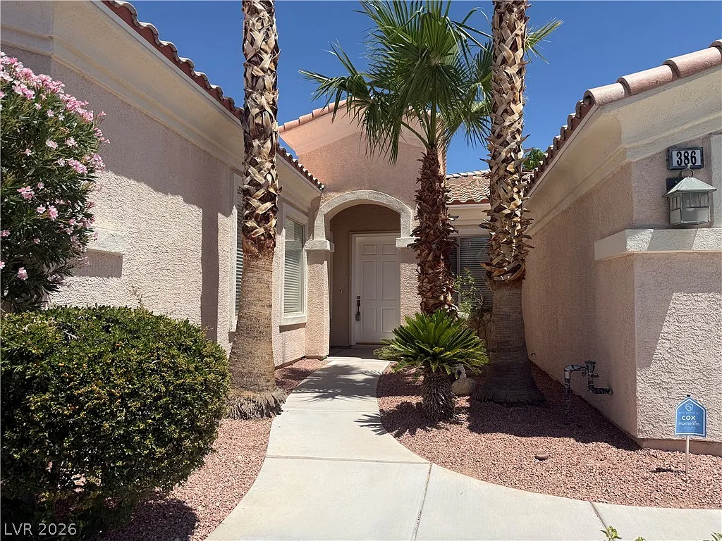 3 bed, 2.0 bath, 2428 sqft, $2,650 — Photo 3