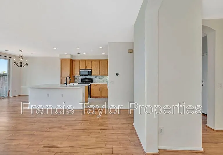 148 Elora Ln — Photo 3