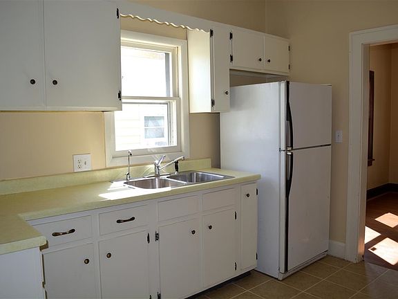 2nd image of 2338 Parmele St