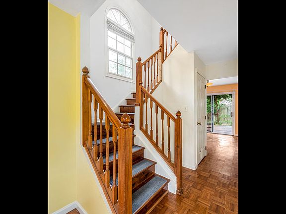 4th image of 322 Bradford Ave