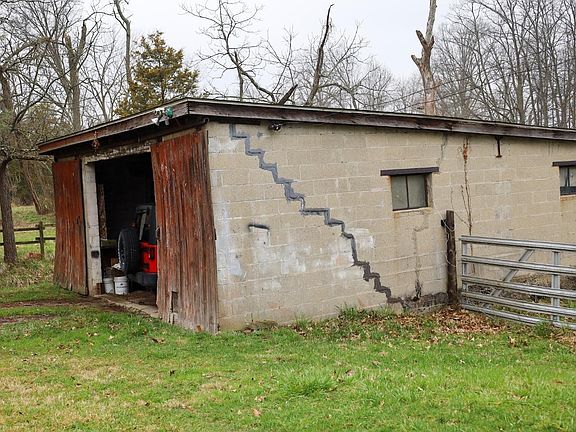 3rd image of 1482 Woodville Pike
