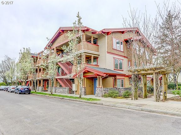 2nd image of 9817 NE Irving St APT 205