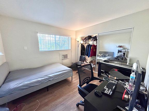 5th image of 703 W 30th St Unit 1/2