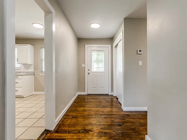 409 NE Myers Ave — Photo 2
