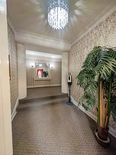 2559 Bloor St W Photo 1