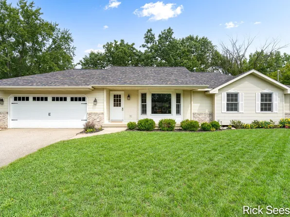 13535 Forest River Dr SE, Lowell, MI 49331