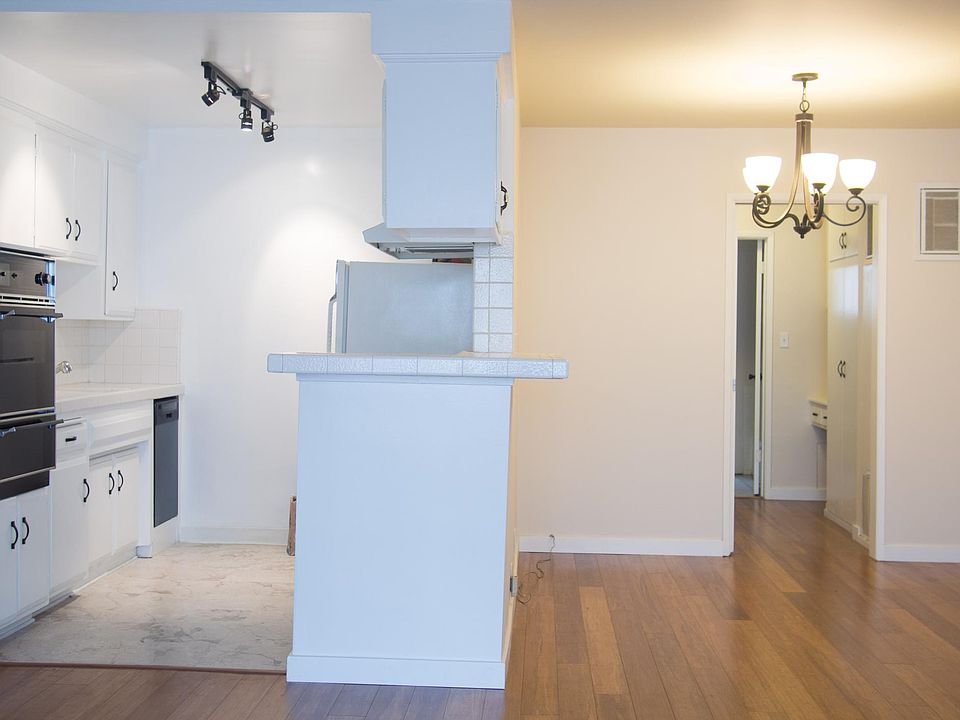 Kitchen, nice open layout