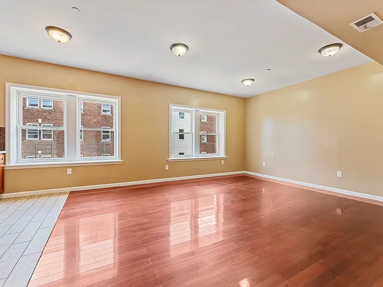 39 N Burnett St — Photo 4