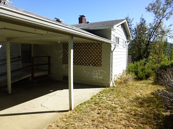 3rd image of 1862 NE Oswego Ave