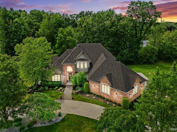 10734 Stoney Point Dr, South Lyon, MI 48178