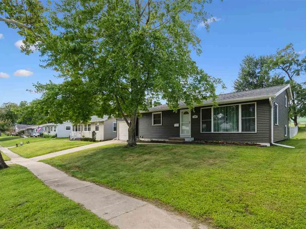 1241 38th St SE, Cedar Rapids, IA 52403