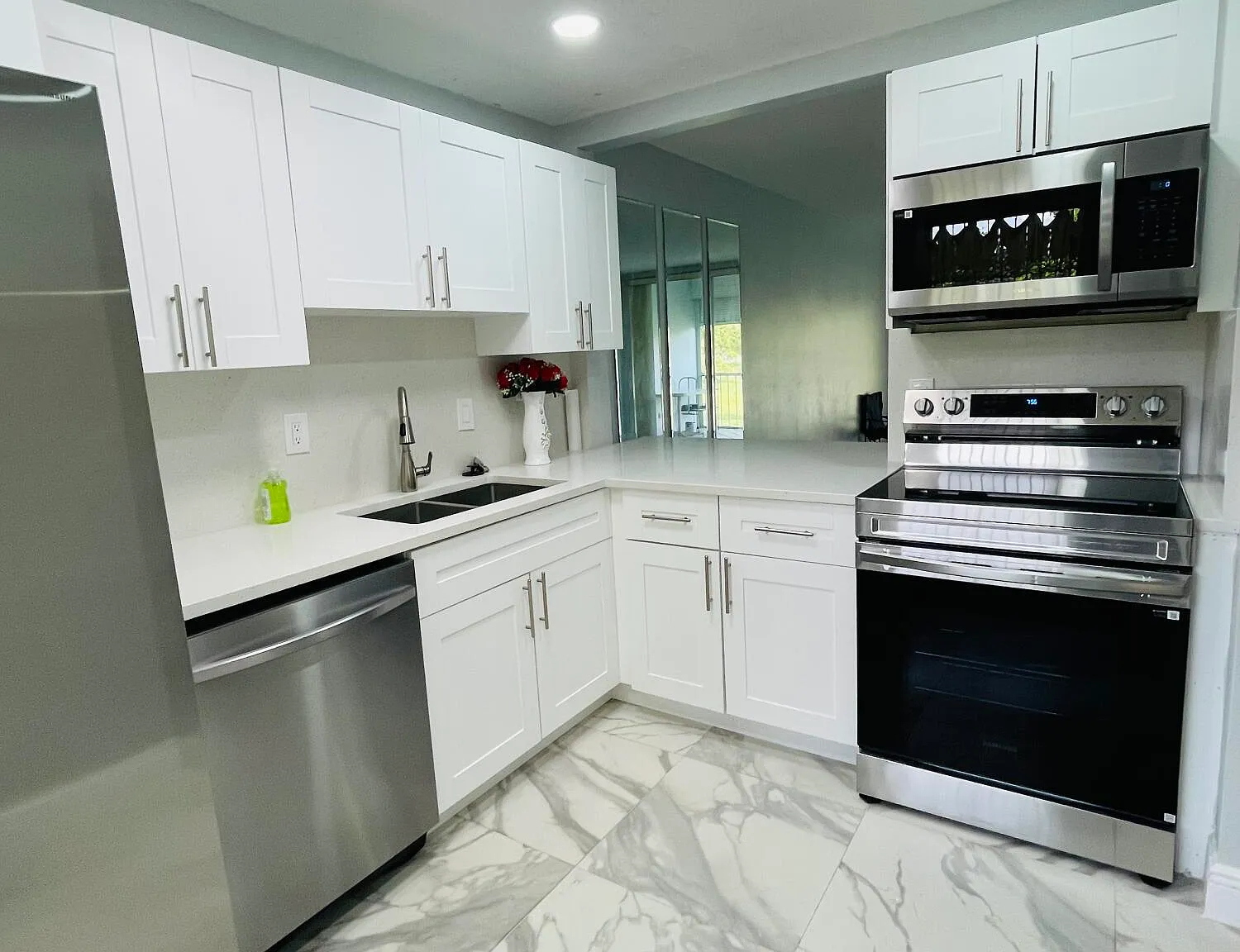 2 bed, 2.0 bath, 880 sqft, $2,000 — Photo 2