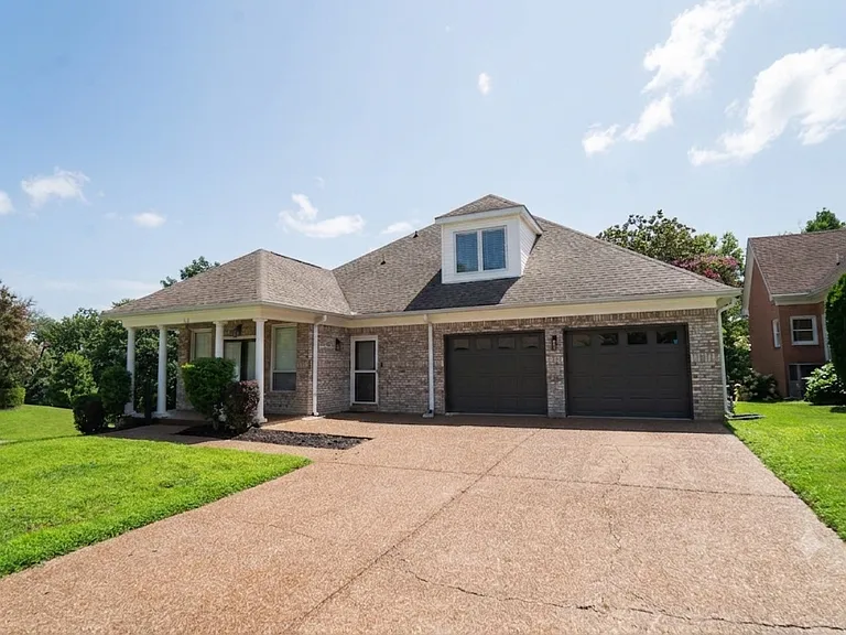 201 Trotwood Mews — Photo 1