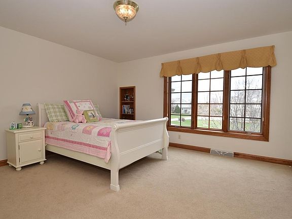 4th image of 403 N Thornbush Cir