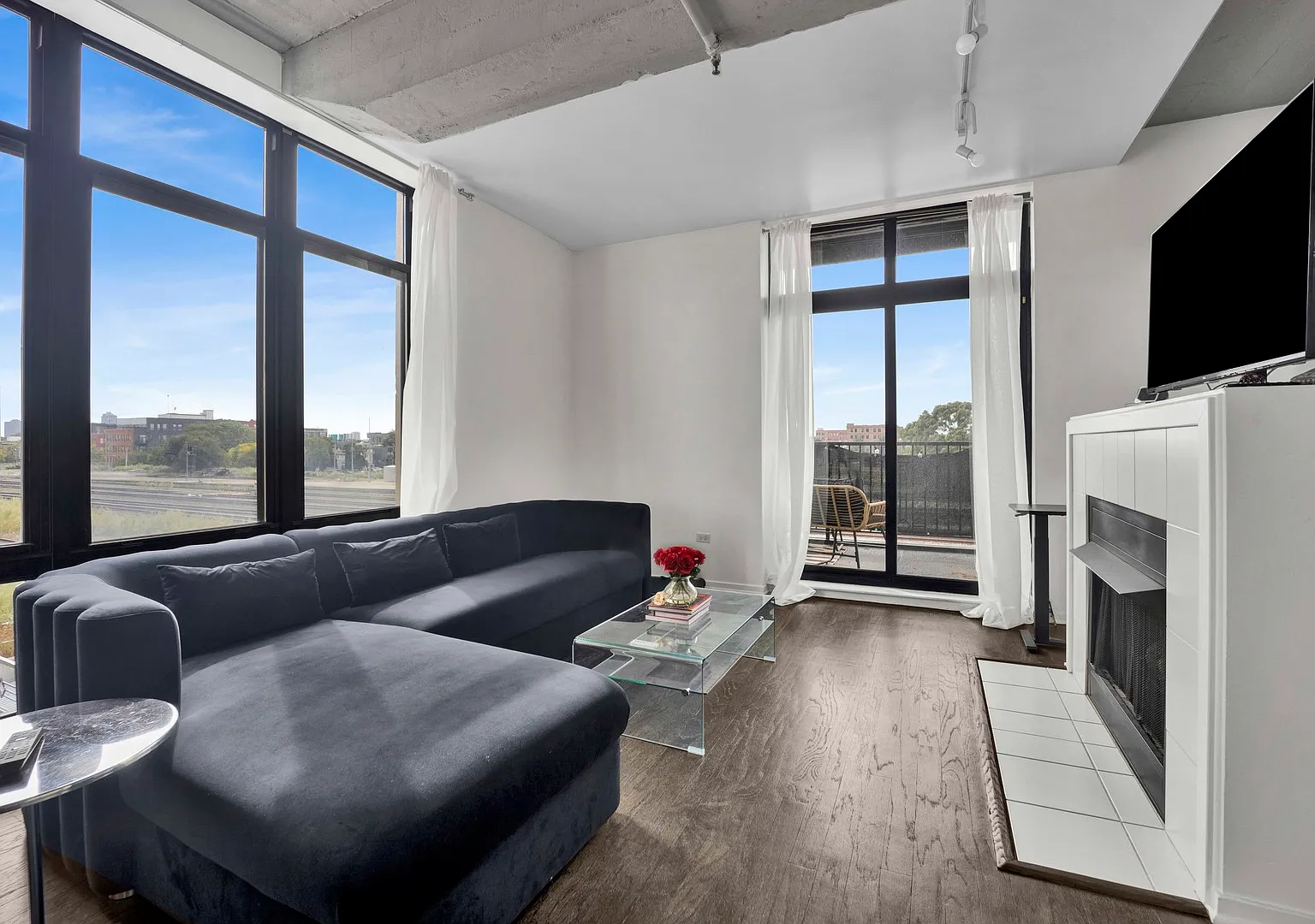 2 bed, 1200 sqft, $3,300 — Photo 3