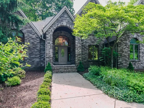 9323 Regency Woods Dr, Kirtland, OH 44094
