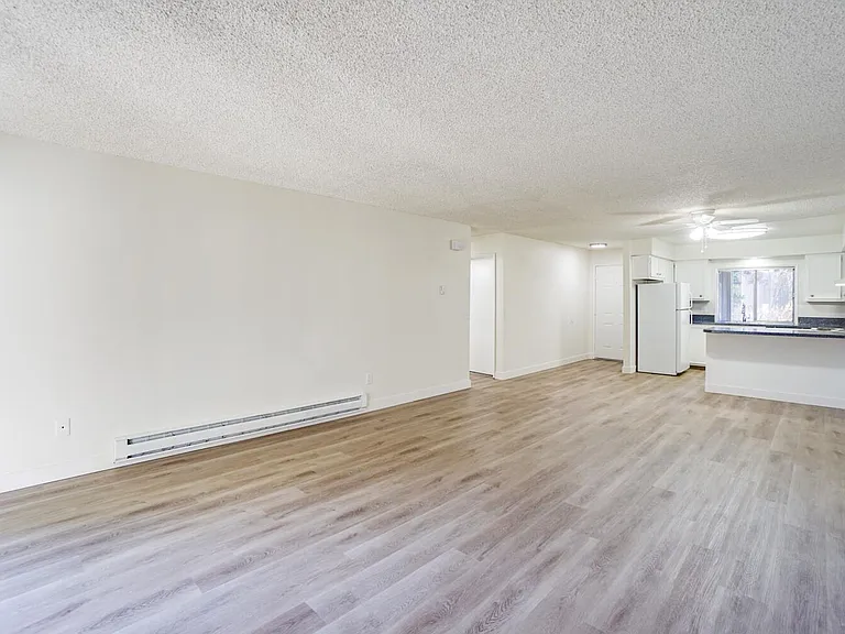 Charwin Court Apartments — Photo 48